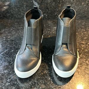 Mia black wedge sports size 10 faux leather look
